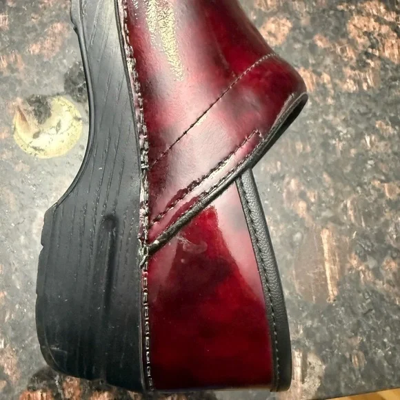 Dansko - patent leather clogs red/burgundy marbled color - Picture 9 of 9